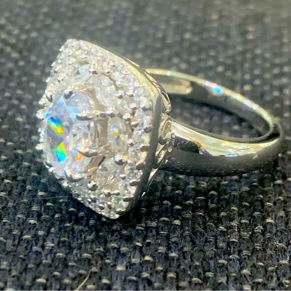 Gorgeous engagement or right hand ring . Size 7 . Rhodium plated. Cluster silver - Picture 1 of 6